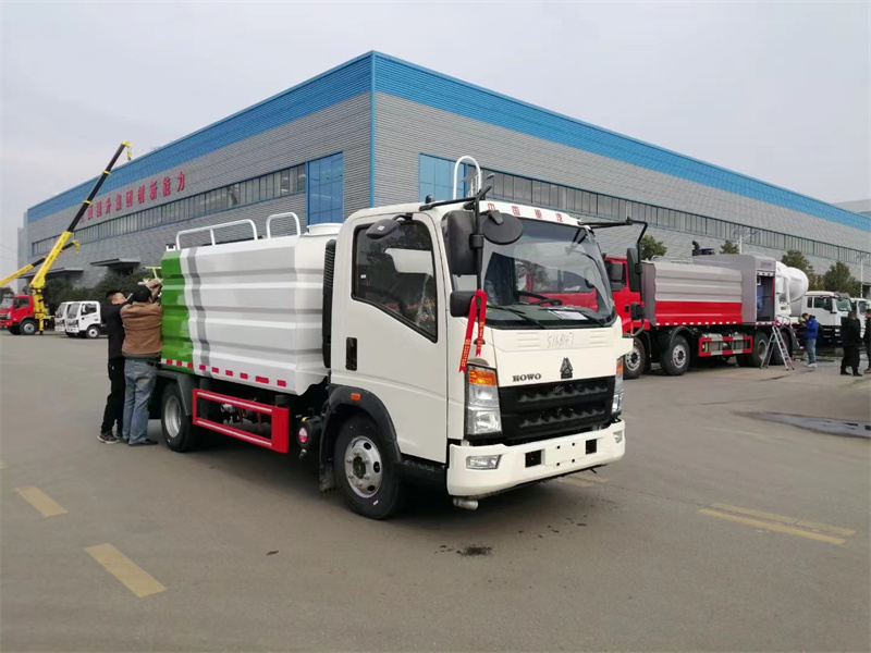 程力小型重汽豪沃7方蓝牌抑尘洒水车