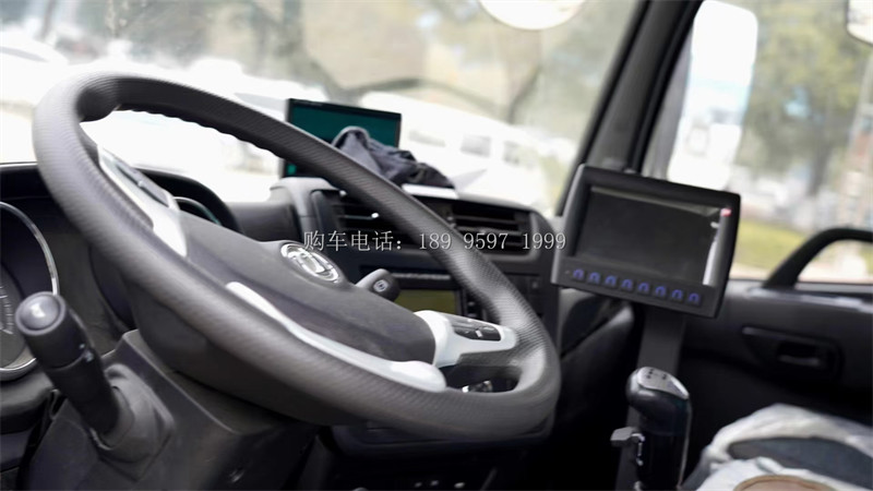 东风天锦干湿两用后置吸尘车