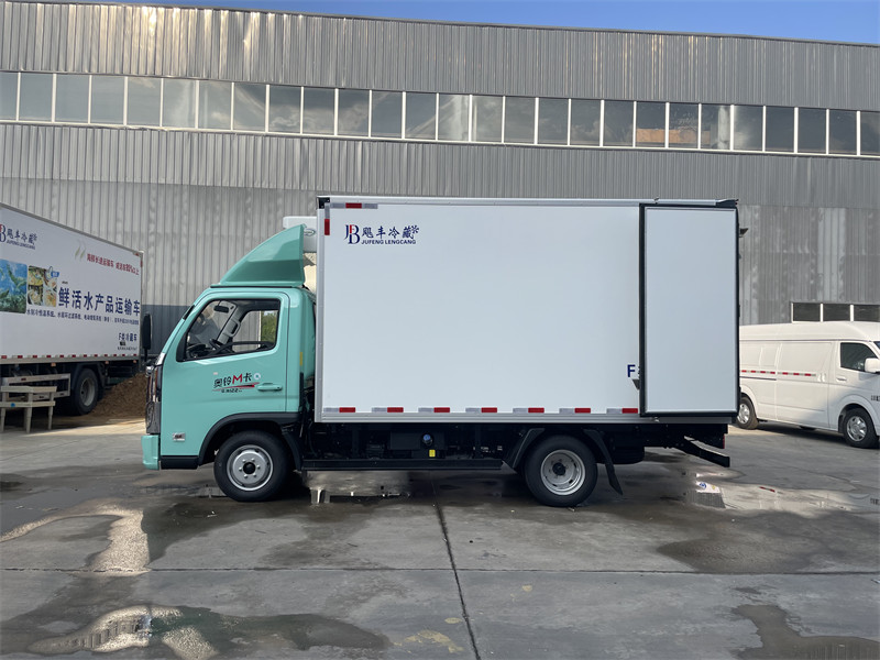 3米7福田奥铃M卡箱式冷藏车