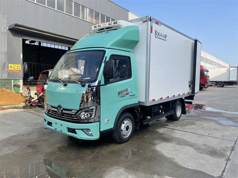 3米7福田奥铃M卡箱式冷藏车