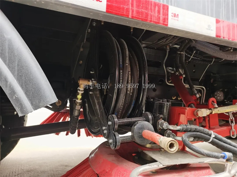 东风大福瑞卡干湿两用后置吸尘车