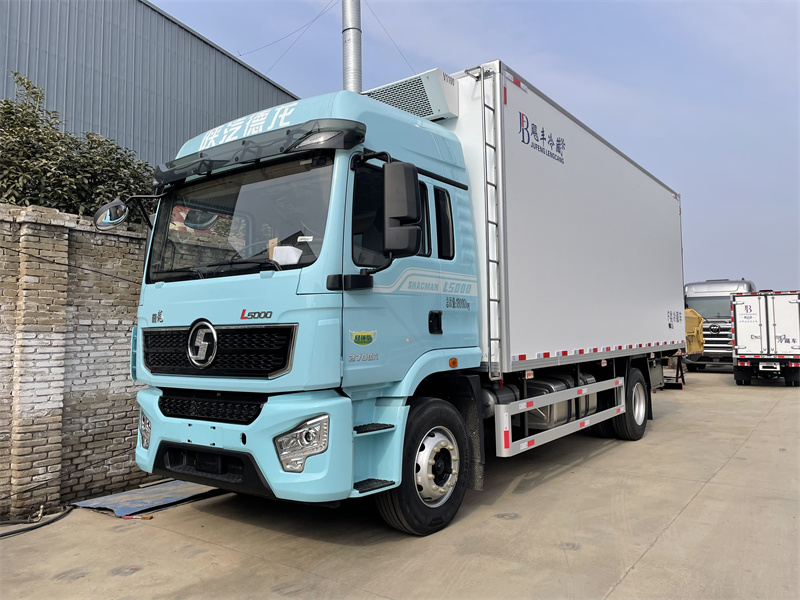 新款6米8陕汽德龙L5000厢式冷藏车