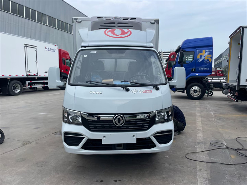 3米7东风途逸天然气冷藏车:冷链物流的得力助手