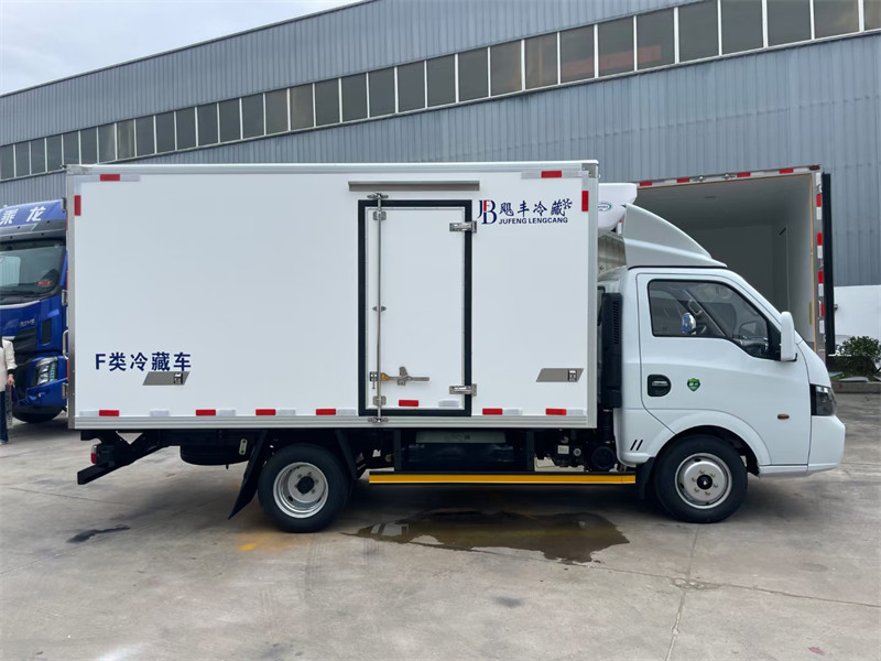 3米7东风途逸天然气冷藏车:冷链物流的得力助手