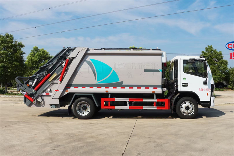 《10方东风大多利卡压缩垃圾车：环保事业的得力助手》