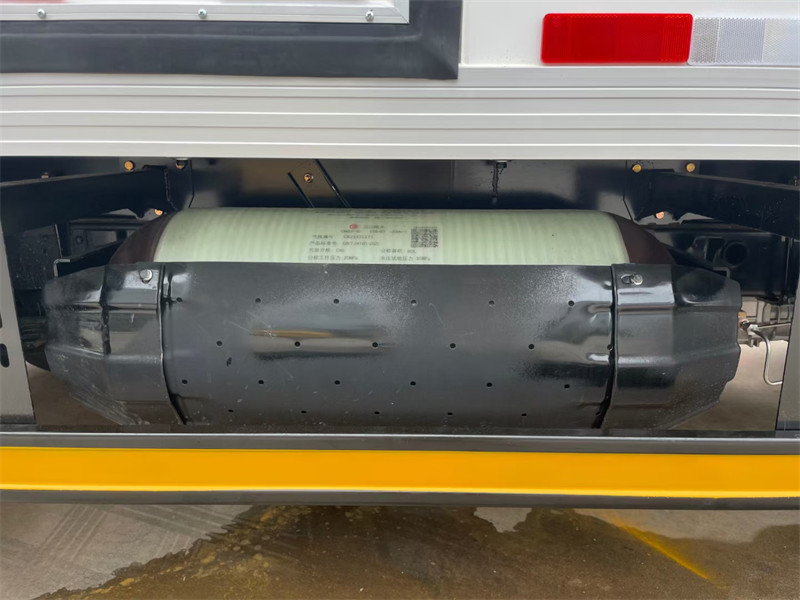 3米7东风途逸天然气冷藏车:冷链物流的得力助手