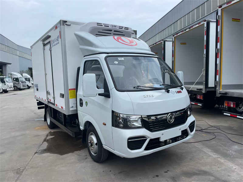 3米7东风途逸天然气冷藏车:冷链物流的得力助手