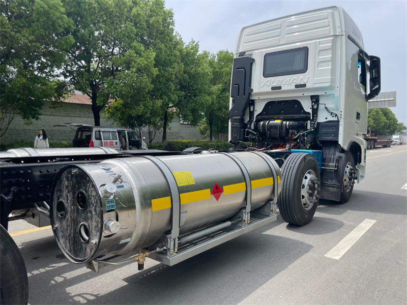 9米6福田欧曼星辉EST天然气冷藏车