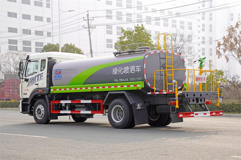《14方重汽豪沃绿化洒水车:城市绿化的得力伙伴》