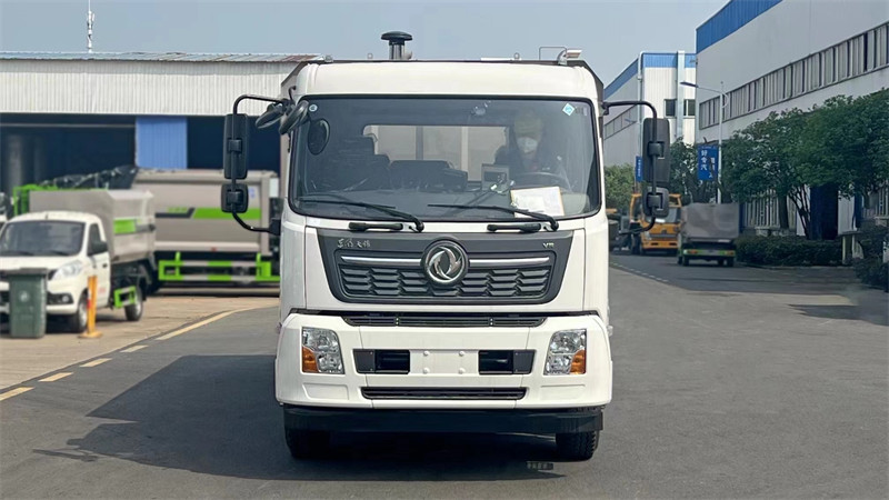 《东风天锦干湿两用后置吸尘车:环境清洁的卓越之选》