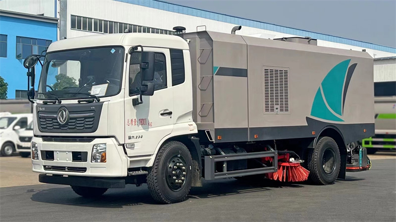 《东风天锦干湿两用后置吸尘车：环境清洁的卓越之选》