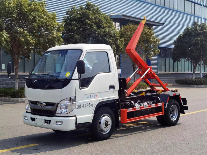 《蓝牌3立方福田小卡之星2勾臂垃圾车：高效清洁的得力助手》