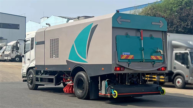 《东风天锦干湿两用后置吸尘车:环境清洁的卓越之选》