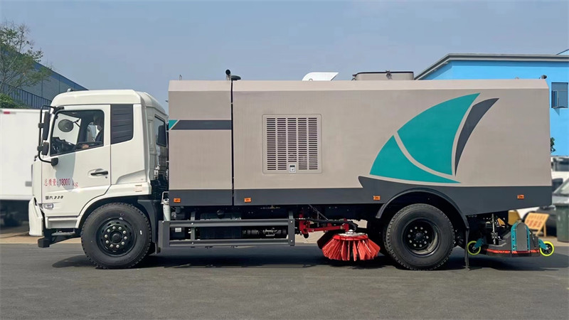 《东风天锦干湿两用后置吸尘车:环境清洁的卓越之选》