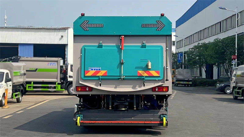 《东风天锦干湿两用后置吸尘车:环境清洁的卓越之选》