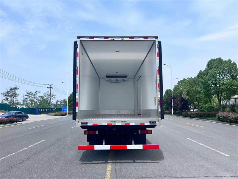 【俄罗斯出口型6米8东风天锦康明斯290马力冷藏车:冷藏运输的得力助手】