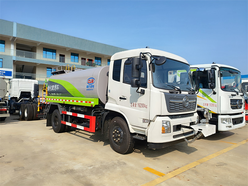 《12方东风天锦洒水车：城市的灵动守护者》