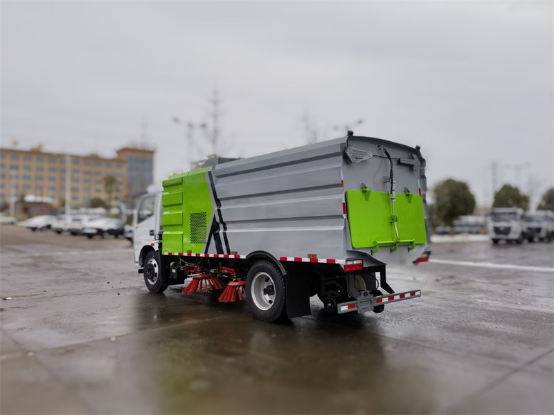 《东风大福瑞卡云内150马力扫路车:城市道路清洁的守护工》