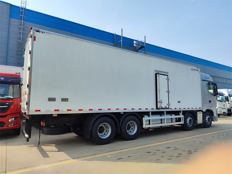 《9米6福田欧曼EST星辉版前四后八冷藏车:冷链运输的巅峰之作》