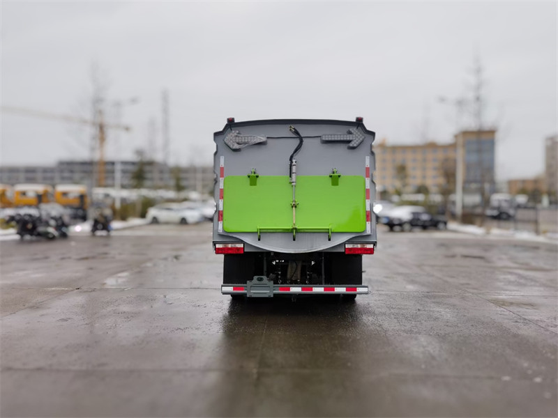 《东风大福瑞卡云内150马力扫路车:城市道路清洁的守护工》