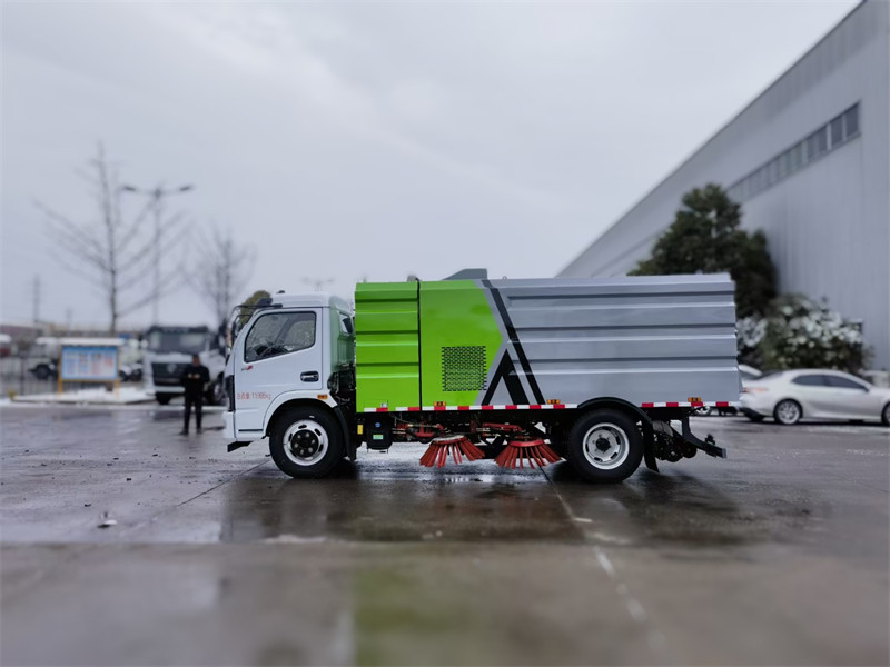 《东风大福瑞卡云内150马力扫路车:城市道路清洁的守护工》