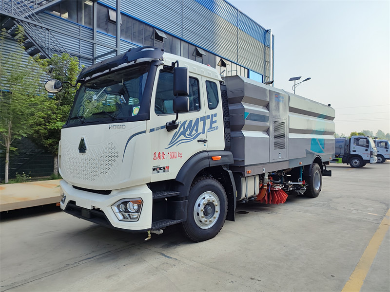 《重汽豪沃潍柴240马力多功能洗扫车：城市清洁的多面能手》