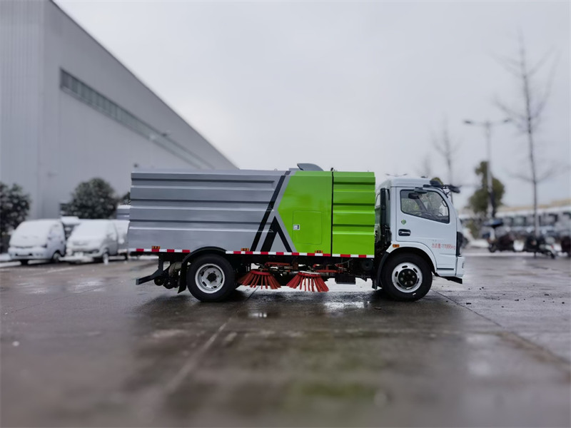 《东风大福瑞卡云内150马力扫路车:城市道路清洁的守护工》