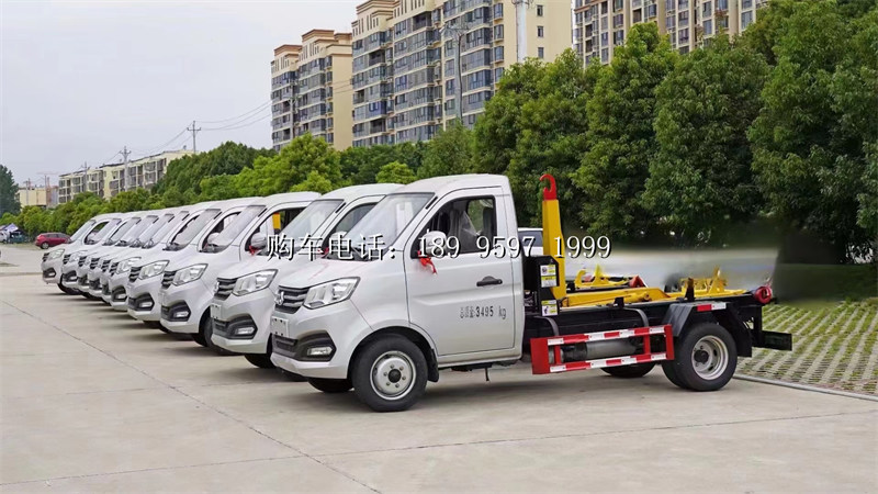 《3方长安蓝牌小勾臂垃圾车：城市环境卫生的得力助手》