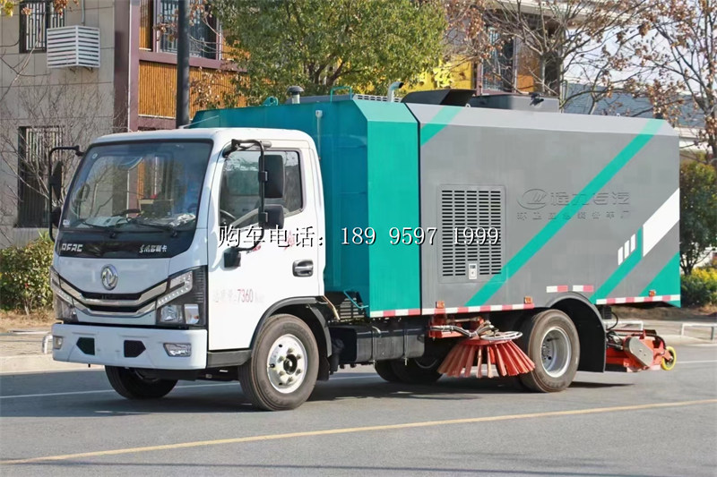 《东风小多利卡全柴136马力干湿两用后置吸尘车：城市清洁的多面手》