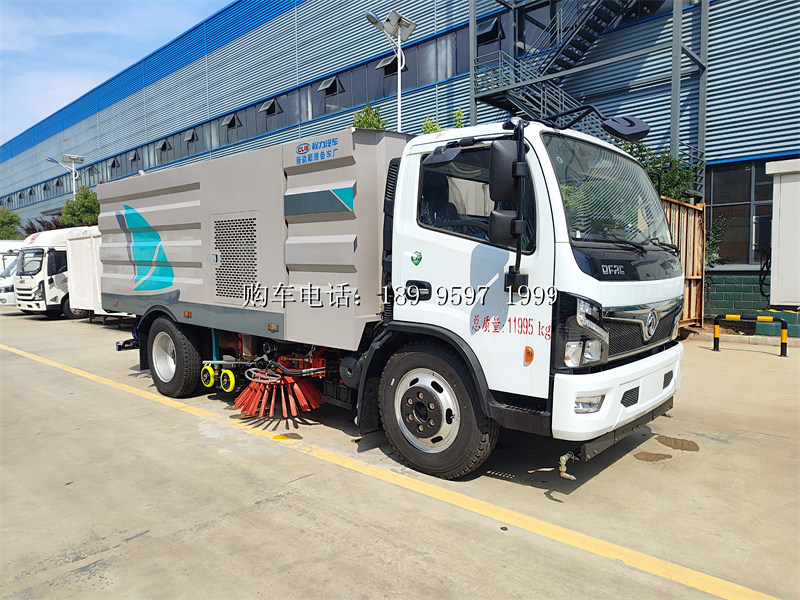 《东风大福瑞卡云内150马力多功能洗扫车：城市清洁的得力助手》