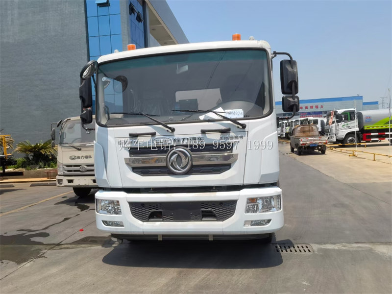 《14方东风大多利卡抑尘雾炮喷雾洒水车:城市环境的守护者》