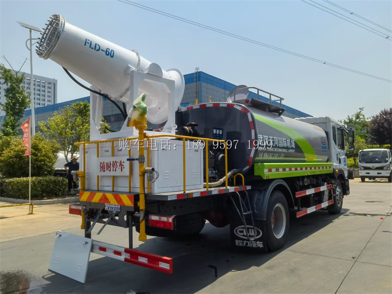 《14方东风大多利卡抑尘雾炮喷雾洒水车:城市环境的守护者》