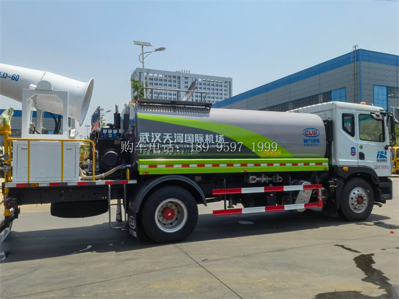 《14方东风大多利卡抑尘雾炮喷雾洒水车:城市环境的守护者》
