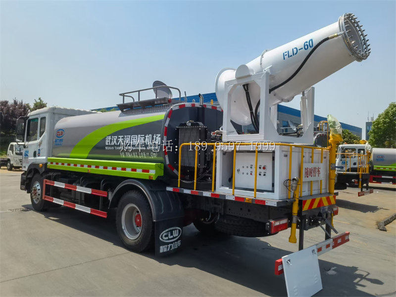 《14方东风大多利卡抑尘雾炮喷雾洒水车:城市环境的守护者》