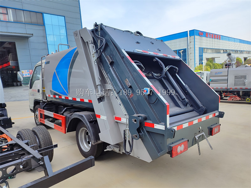 《蓝牌5.8方福田小卡之星3全柴115马力压缩垃圾车:城市清洁的好帮手》