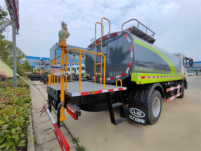 《城市新助力:14方东风大多利卡D9康明斯230马力绿化洒水车正式上岗》