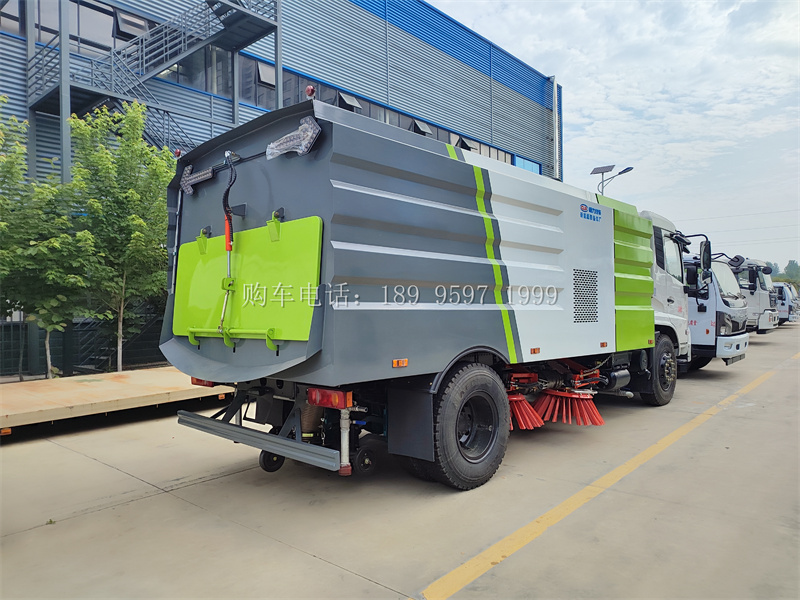 《东风天锦康明斯230马力扫路车:城市清洁的捍卫者》