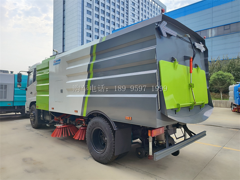 《东风天锦康明斯230马力扫路车:城市清洁的捍卫者》