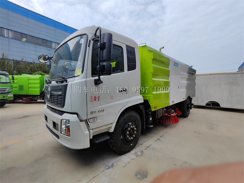 《东风天锦康明斯230马力扫路车:城市清洁的捍卫者》
