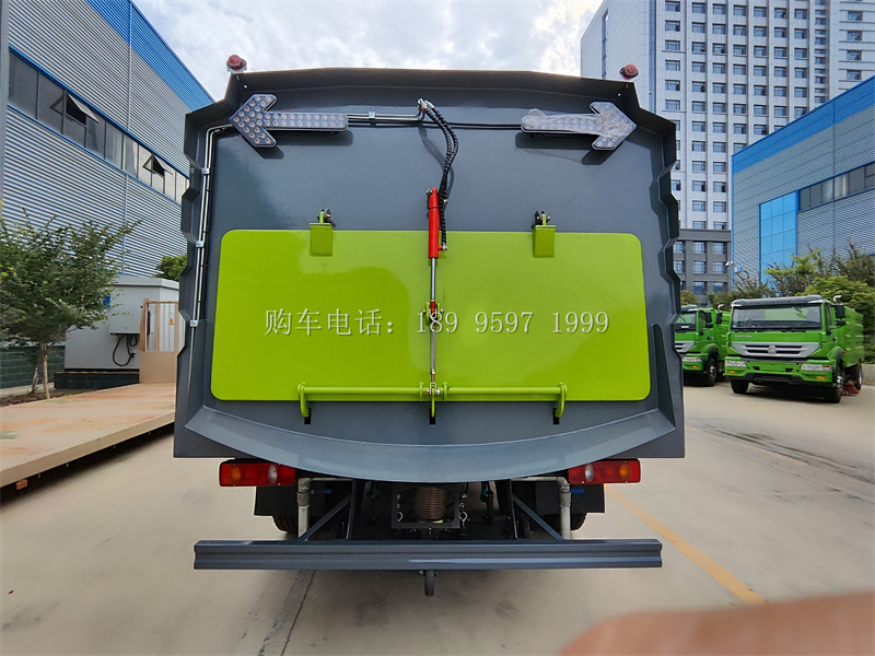《东风天锦康明斯230马力扫路车:城市清洁的捍卫者》