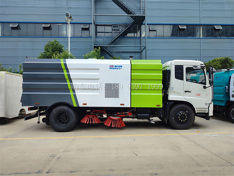 《东风天锦康明斯230马力扫路车:城市清洁的捍卫者》