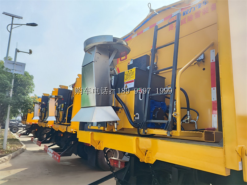 重汽汕德卡后双桥潍柴350马力除雪车:破冰除雪的钢铁勇士