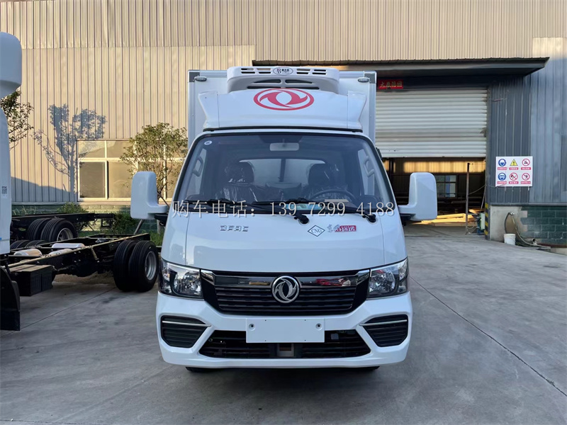 畅享绿色运输:3米7油气两用东风途逸冷藏车