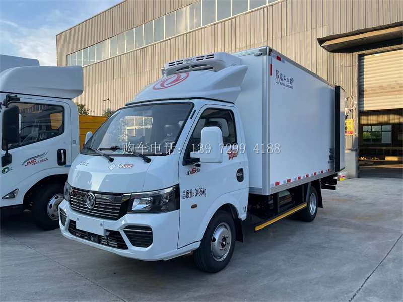 畅享绿色运输:3米7油气两用东风途逸冷藏车