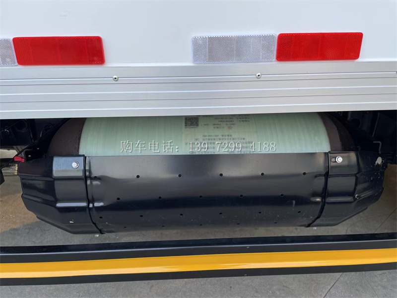 畅享绿色运输:3米7油气两用东风途逸冷藏车