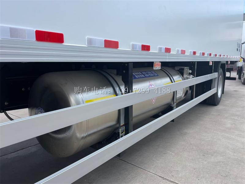 2024年新款9米6东风天锦PLUS大单桥天然气冷藏车:冷链运输的革新力量