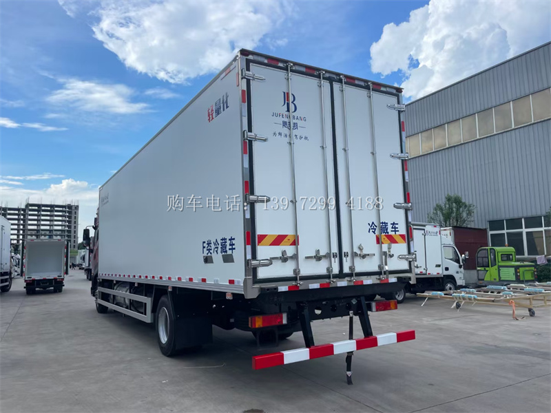 2024年新款9米6东风天锦PLUS大单桥天然气冷藏车:冷链运输的革新力量