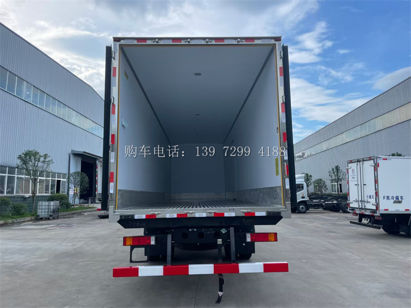 2024年新款9米6东风天锦PLUS大单桥天然气冷藏车:冷链运输的革新力量