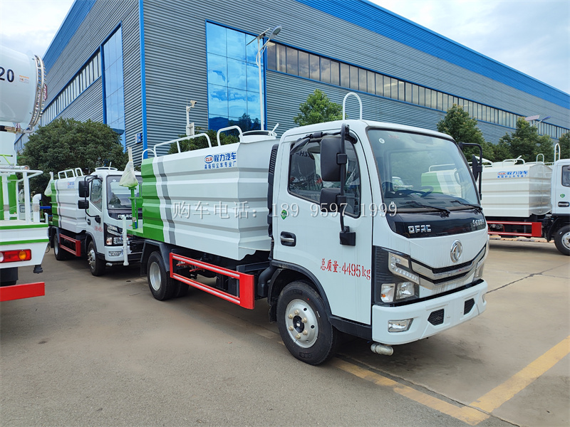 蓝牌7方东风小多利卡全柴136马力抑尘洒水车：城市环境的守护者
