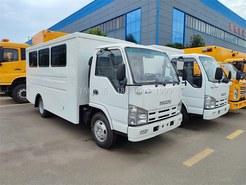 出口型五十铃运兵车：安全高效的移动堡垒